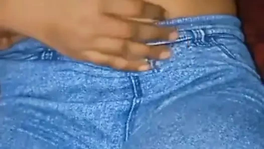 Desi yenge ko ghar bulakar nangi karke chodta hai