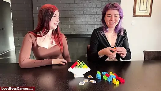 Striptiz oyunu kazanilirken seksi oyuncaklar çıkıyor