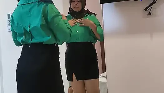 Kadın öğretmen birlikteydi, bu yüzden erkek arkadaşını bulmak için eve acele etti.