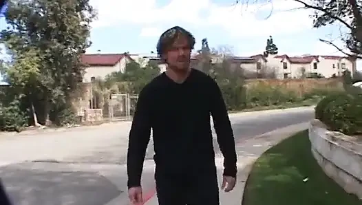 Dövmeli esmer sürtük büyük yaraklı iki şanslı adam tarafından sikiliyor