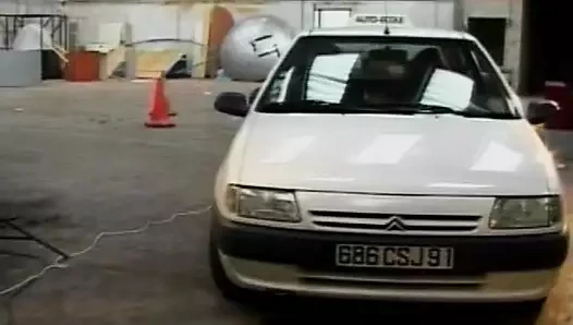 Şaşırtıcı kızıl saçlı bebek arabada sikiliyor