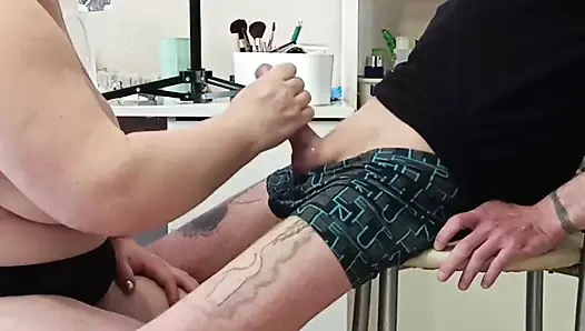 Üvey anne ben boşalana kadar sakso çekiyor ve yarak parmaklıyor