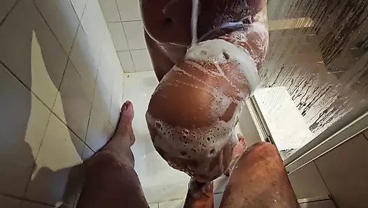 Bronzlaşmış genç kız duşta