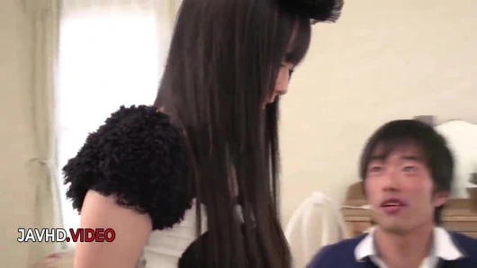 Baştan çıkarıcı Japon hizmetçi edepsiz sert sikiş festivalinde iki yarağı alıyor