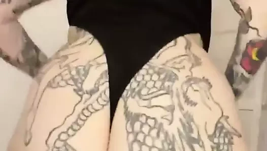 Oldukça kalın kız kıçını sallıyor