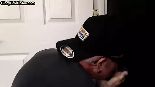 Duvar deliğini seven olgun eşcinsel ev yapımı saksoda yarak emiyor