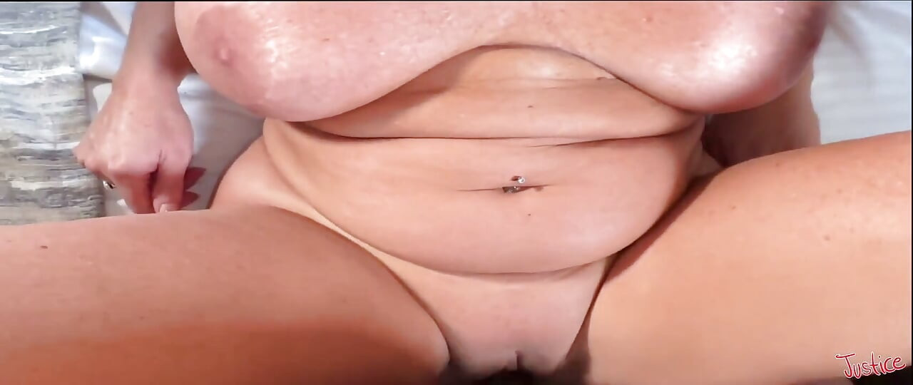 Olgun orta yaşlı seksi kadın kivi kızının içine birden fazla kez boşalıyor