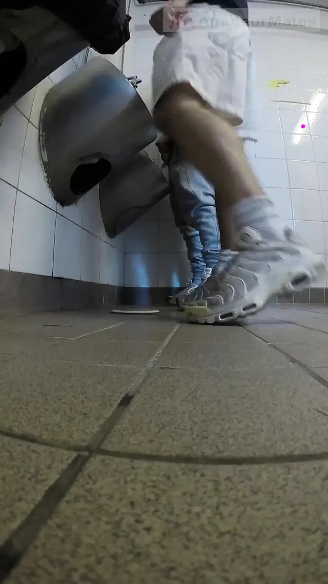 Spor ayakkabılı amatör erkekler mastürbasyon yapıyor ve umumi tuvaletlerin pisuasında elle muameleyi deniyor