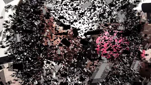 Kaslı naylon sahibe bay taytlı pembe savaşçıyla güreşiyor