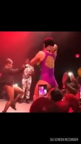 Rastgele adam cardi b götünü yiyor