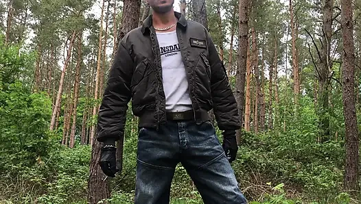 Açık havada sigara içen kadın