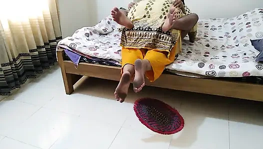 Hintli seksi orta yaşlı seksi kadın üvey oğlunun yarağının üstüne çıkıyor