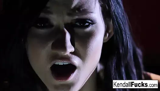 Kendall amını ıslatarak çok eğleniyor