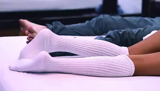 Öğrenci matematik öğretmenini baştan çıkarıyor ve ona hesap makinesi kullanmayı öğretirken odasında sikiyor.