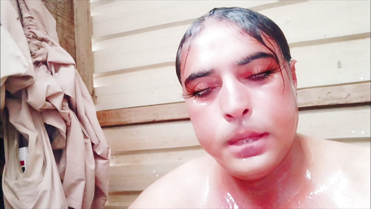 Yalnız Pakistanlı Imran duş banyosu