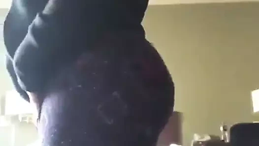 Kızın harika bir kıçı var