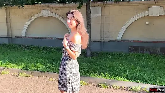 Mastürbasyon - kız götüne tıkaçla amına dokunuyor ve sokakta işiyor