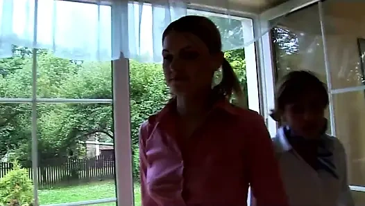 Ateşli Hatunlar Kanepede Oyuncakla Sikiliyor Ve Vahşi Sikiliyor