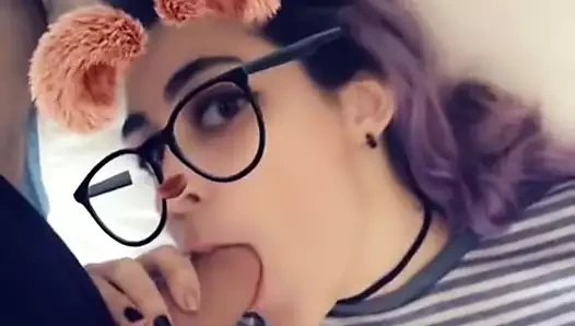 Partiden sonra, benim küçük üvey kızkardeşim sevgilisine snapchat yapıyor