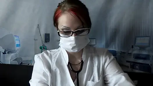 Doktor tıbbi maske ve eldivenle yiyor