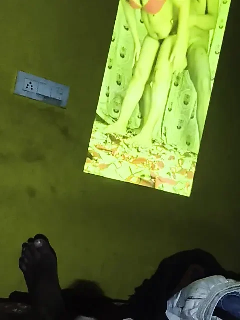 Ateşli videolar izliyor