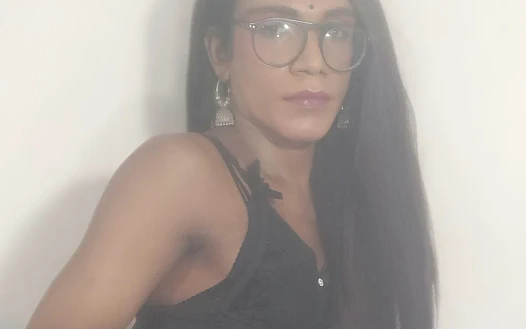 Hintli kadın kılıklı kız canlı yayında boşalıyor ve tüm tatlı sütünü içiyor