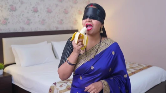 Muzu aldım ve amcığımın içine soktum ve sert sikişten zevk aldım