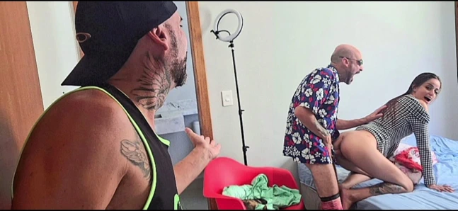 Aldatılan adam eve geliyor ve karısı sevgilisiyle sikişiyor!