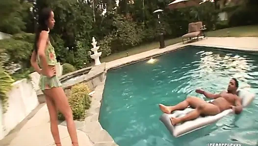 Aşağı iniyor: Misty Stone büyük sürpriz