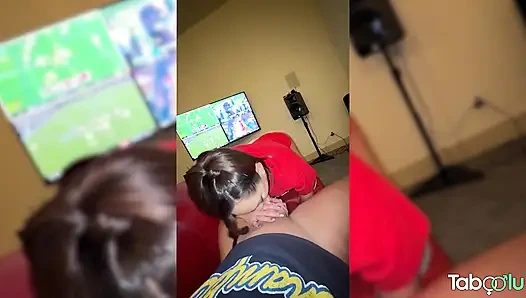 Amatör üniversiteli kız futbol izlerken sikişiyor - chloe amour