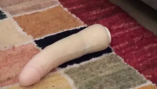 Dildosunu ayaklarla eziyor