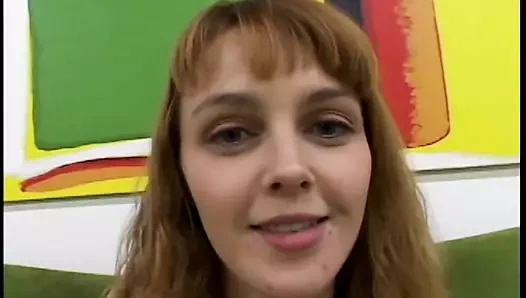 Seksi kıçlı esmer bir profesyonel gibi dostumun direğini emer