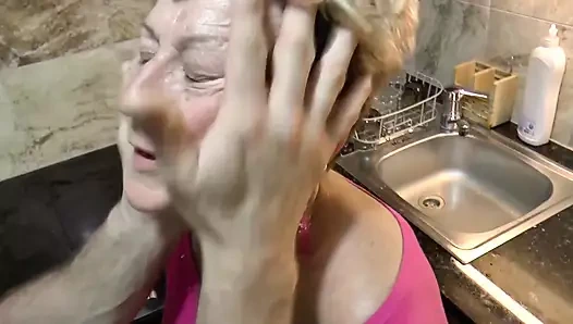 Nine mutfakta sikiliyor