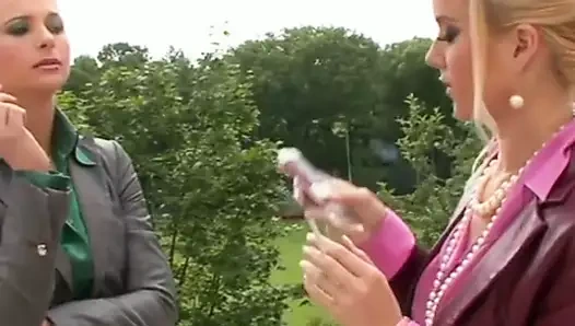 Ofis sekreteri sigara içiyor - çok sıcak