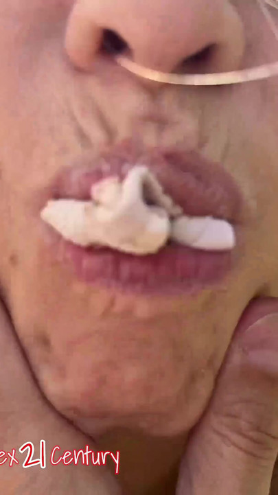Sarışın Axell Fox halka açık bir yerde soyunuyor. İşeme. Amcıktaki parmaklar. Striptiz dansı. Solo orta yaşlı seksi kadınlar. Fetiş. Sex Fitness.