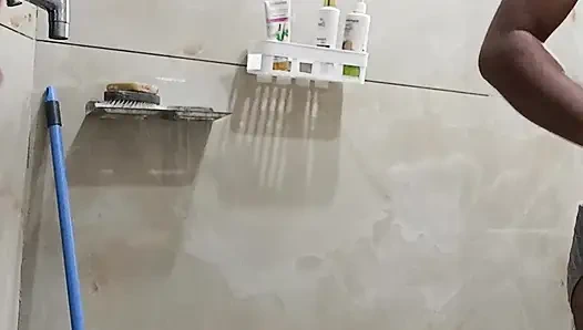 Hintli adam duş ve seksin tadını çıkarıyor