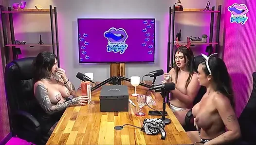 Ateşli dövmeli esmer latin geğiriyor ve mastürbasyon yapıyor