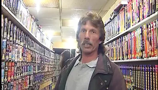 Harika esmer sürtük video kulübünde ona güzel sakso çekiyor