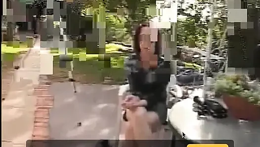 Seksi esmer kanepede bacaklarını açıyor ve kalın yarakla sikiliyor