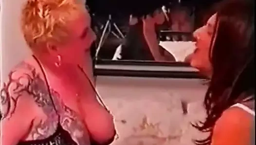 Ben piercing ve dövmeler anal oyuncaklar ile deldi orospu