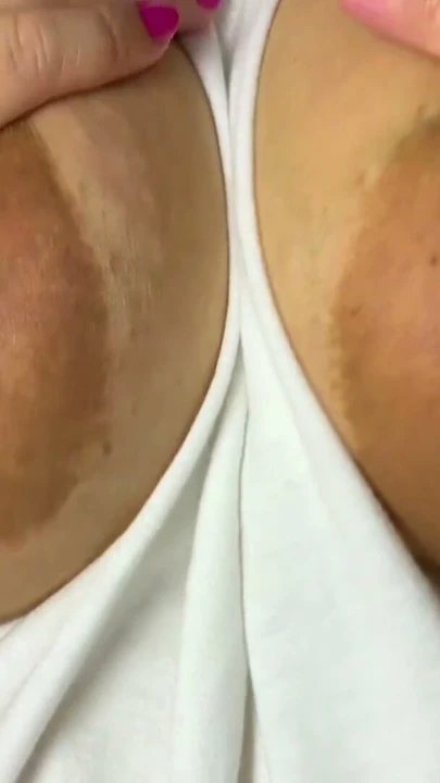 Tombul orta yaşlı seksi kadın mastürbasyon yapıyor, amını ovalarken tatlı inliyor ve sert meme uçlarıyla oynuyor, çok sert boşalıyor | Klip 2