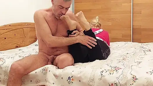 Sarışın Olgun Eş Ayak Tapması ve Seksten Hoşlanır