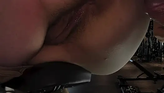 Spor salonunda bir yabancıyla sert seks yaptı ve 2 kez geldi.
