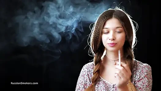 Seksi Rus kız sigara içiyor yavaş azdırıyor