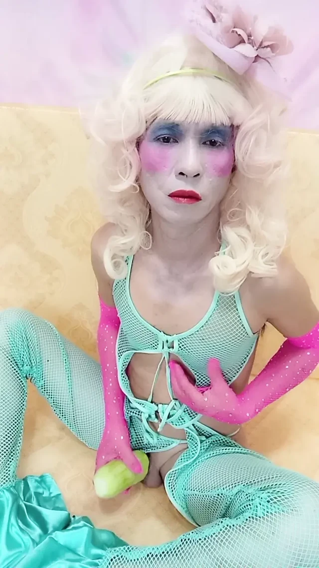 Oanh Le transgender seksi kıyafetler giyerek yapay bir kutu ile oynayan porno