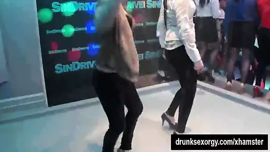 Kulüp orospuları erotik dans ediyor