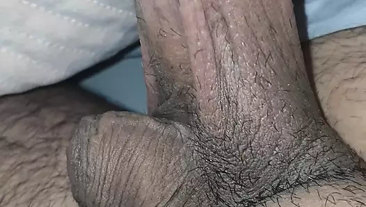 Büyük yaraklı üvey oğul üvey annesinin külotsuz büyük götüne dokunuyor