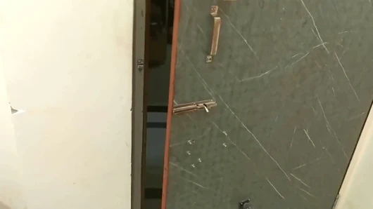 Süper seksi genç evli yenge komşu erkek arkadaşıyla amının içinde sert sikişiyor ve emiyor