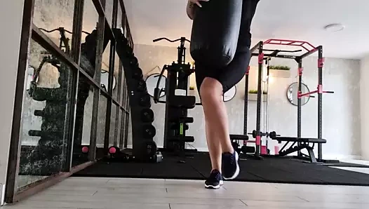 büyük göğüsler açık havada gösterilen spor salonunda oynayan anne