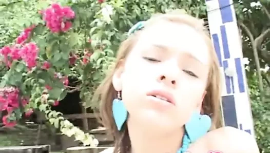 Sıska genç lezbiyen yaladı dışarı